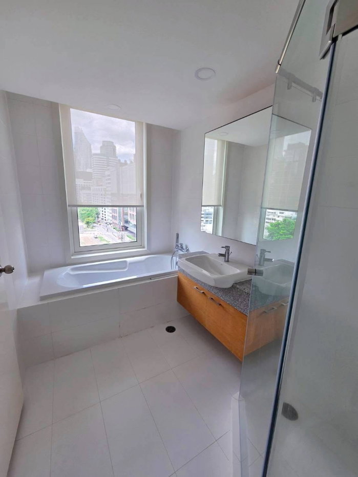 picture Condo for RENT : Manhattan Chitlom Condo 𝐒𝐢𝐳𝐞 : 89.5 sqm. 𝐓𝐲𝐩𝐞 : 2 Bed /2 Bath (Bathub) / Balcony /City View 𝐅𝐥𝐨𝐨𝐫 : 9th - 15/18