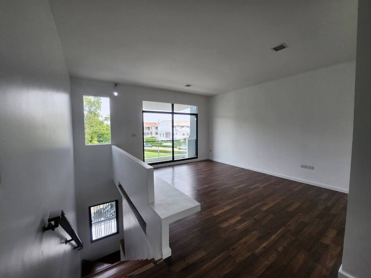 รูป ทาวน์โฮม 3 ชั้น หน้าบ้านวิวสวนกว้าง สระน้ำใหญ่ /หลังบ้านไม่ติดใคร !! ส่วนตัวสุดๆ "หมู่บ้านบ้านใหม่ฯ พุทธบูชา2 "** - รูปที่ 2/16