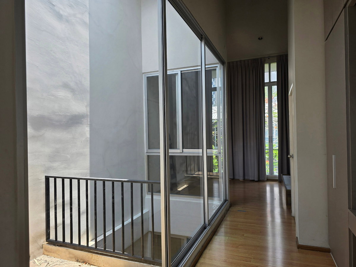 รูป 🏡✨ ให้เช่าทาวน์โฮม 3.5 ชั้น — ไซมิส บลอสซั่ม แอท แฟชั่น Modern Loft Townhome ดีไซน์โปร่งโล่ง เหมาะทั้งอยู่อาศัยและทำ Home Office - รูปที่ 4/9