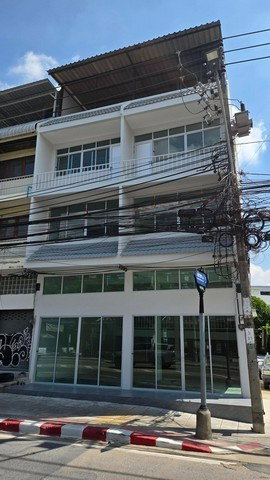 รูป HR3486ให้เช่าตึกแถว 2 คูหา ห้องหัวมุมติดถนนใหญ่ ซอยเฉลิมพระเกียรติ ร.9 ใกล้ MRT ศรีอุดม เพียง 400 เมตร (เพิ่งรีโนเวทใหม่เอี่ยม) - รูปที่ 9/24