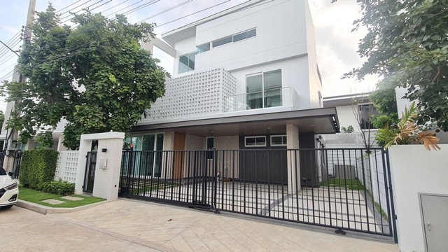 บ้านเดี่ยวให้เช่า : HR3485เช่าบ้านเดี่ยว 3 ชั้น หลังใหญ่ Nirvana ABSOLUTE กรุงเทพกรีฑาตัดใหม่ 300 ตรม. โซนพิเศษติดสวนส่วนกลาง ใกล้คลับเฮ้าส์ ใกล้รร.นานาชาติชื่อดัง