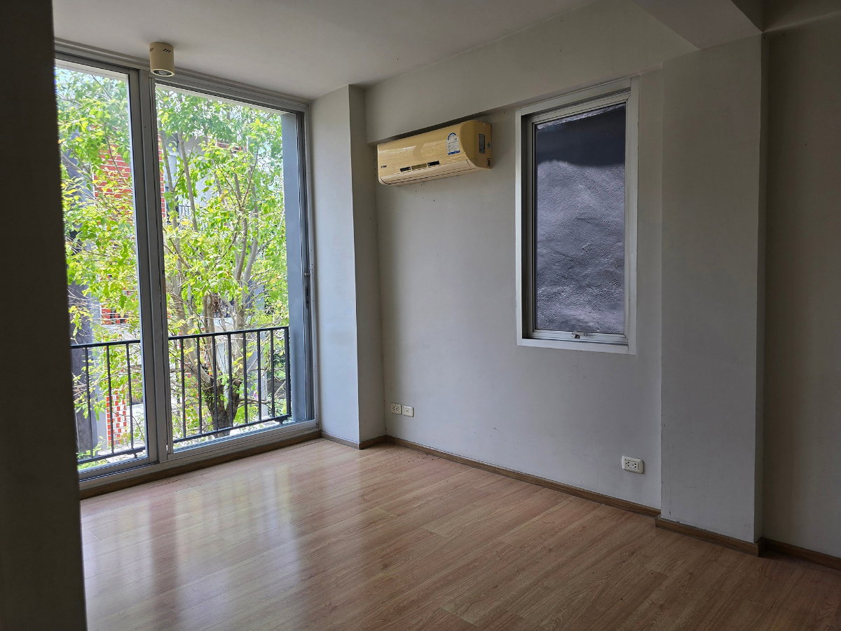 รูป 🏡✨ ให้เช่าทาวน์โฮม 3.5 ชั้น — ไซมิส บลอสซั่ม แอท แฟชั่น Modern Loft Townhome ดีไซน์โปร่งโล่ง เหมาะทั้งอยู่อาศัยและทำ Home Office - รูปที่ 3/9