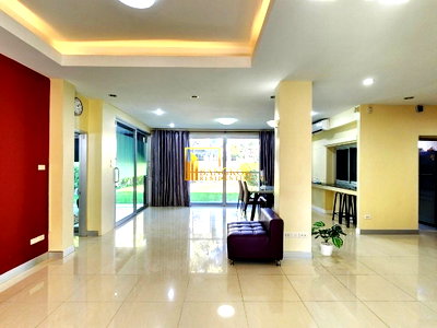 Houses for rent Watthana : Rare Opportunity: Cozy 5 Bed House with Large Outdoor Space - BR7944SH