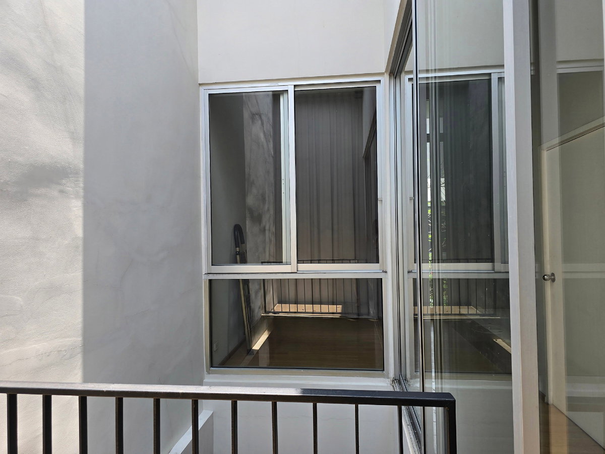 รูป 🏡✨ ให้เช่าทาวน์โฮม 3.5 ชั้น — ไซมิส บลอสซั่ม แอท แฟชั่น Modern Loft Townhome ดีไซน์โปร่งโล่ง เหมาะทั้งอยู่อาศัยและทำ Home Office - รูปที่ 7/9