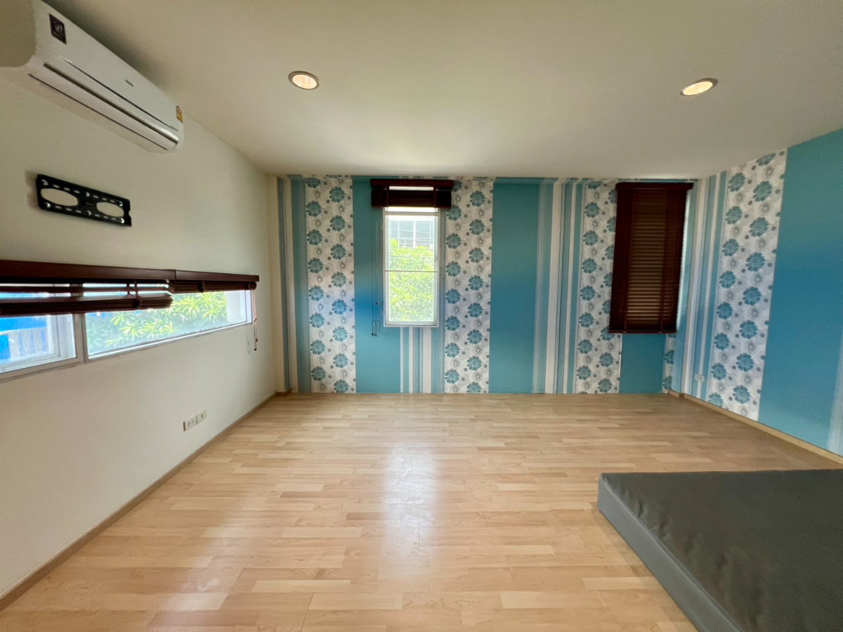picture Corner Unit Townhome for Sale at Noble Cube Pattanakarn – Huge Space, Just 5 Mins to Thonglor! - 15/23