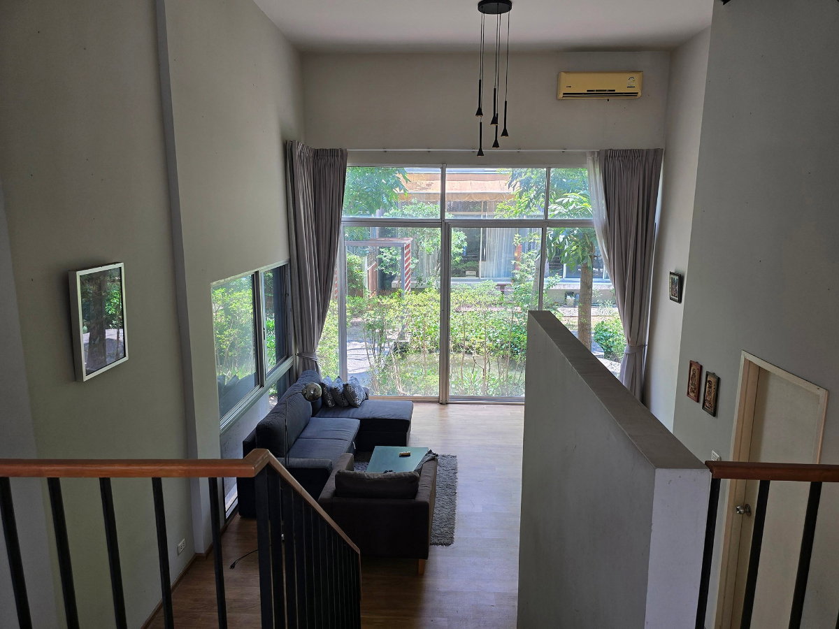 รูป 🏡✨ ให้เช่าทาวน์โฮม 3.5 ชั้น — ไซมิส บลอสซั่ม แอท แฟชั่น Modern Loft Townhome ดีไซน์โปร่งโล่ง เหมาะทั้งอยู่อาศัยและทำ Home Office - รูปที่ 2/9