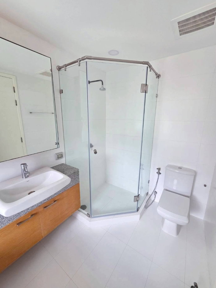 picture Condo for RENT : Manhattan Chitlom Condo 𝐒𝐢𝐳𝐞 : 89.5 sqm. 𝐓𝐲𝐩𝐞 : 2 Bed /2 Bath (Bathub) / Balcony /City View 𝐅𝐥𝐨𝐨𝐫 : 9th - 14/18