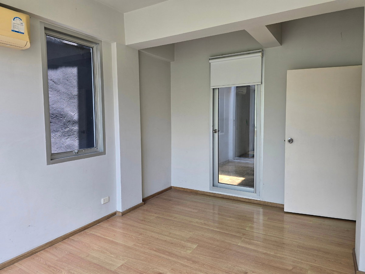 รูป 🏡✨ ให้เช่าทาวน์โฮม 3.5 ชั้น — ไซมิส บลอสซั่ม แอท แฟชั่น Modern Loft Townhome ดีไซน์โปร่งโล่ง เหมาะทั้งอยู่อาศัยและทำ Home Office - รูปที่ 5/9