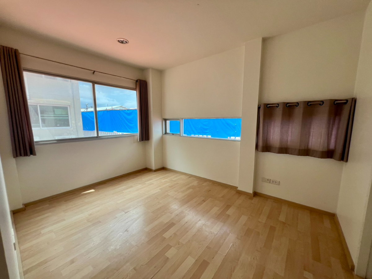 picture Corner Unit Townhome for Sale at Noble Cube Pattanakarn – Huge Space, Just 5 Mins to Thonglor! - 13/23