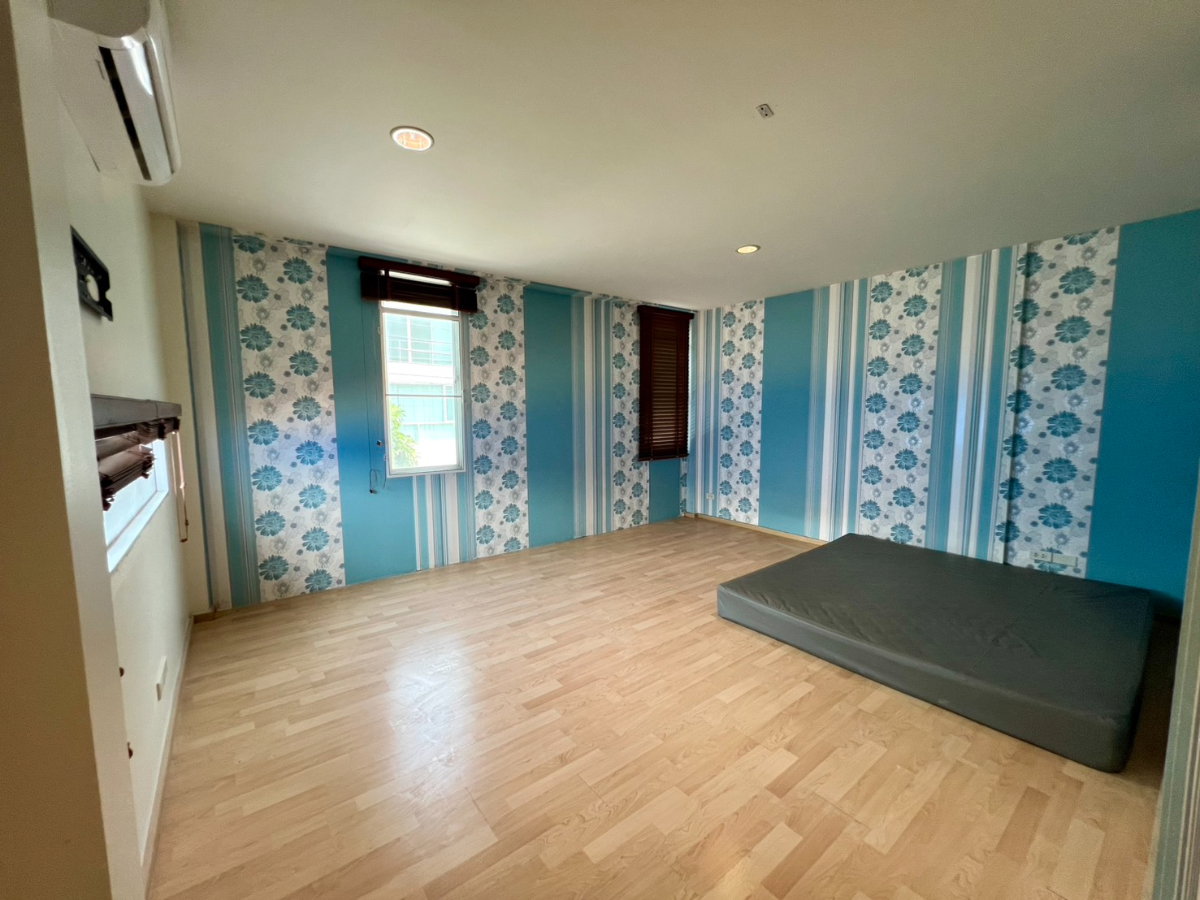 picture Corner Unit Townhome for Sale at Noble Cube Pattanakarn – Huge Space, Just 5 Mins to Thonglor! - 14/23