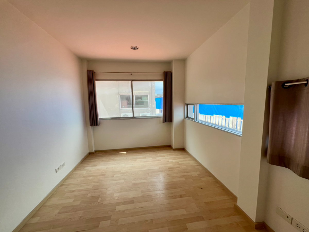 picture Corner Unit Townhome for Sale at Noble Cube Pattanakarn – Huge Space, Just 5 Mins to Thonglor! - 18/23