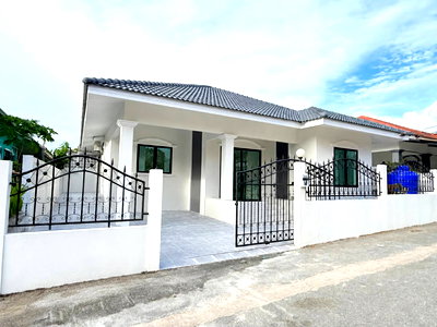 Houses for sale Bang Lamung Chonburi : House for Sale East Pattaya Khao Noi Modern Classic
