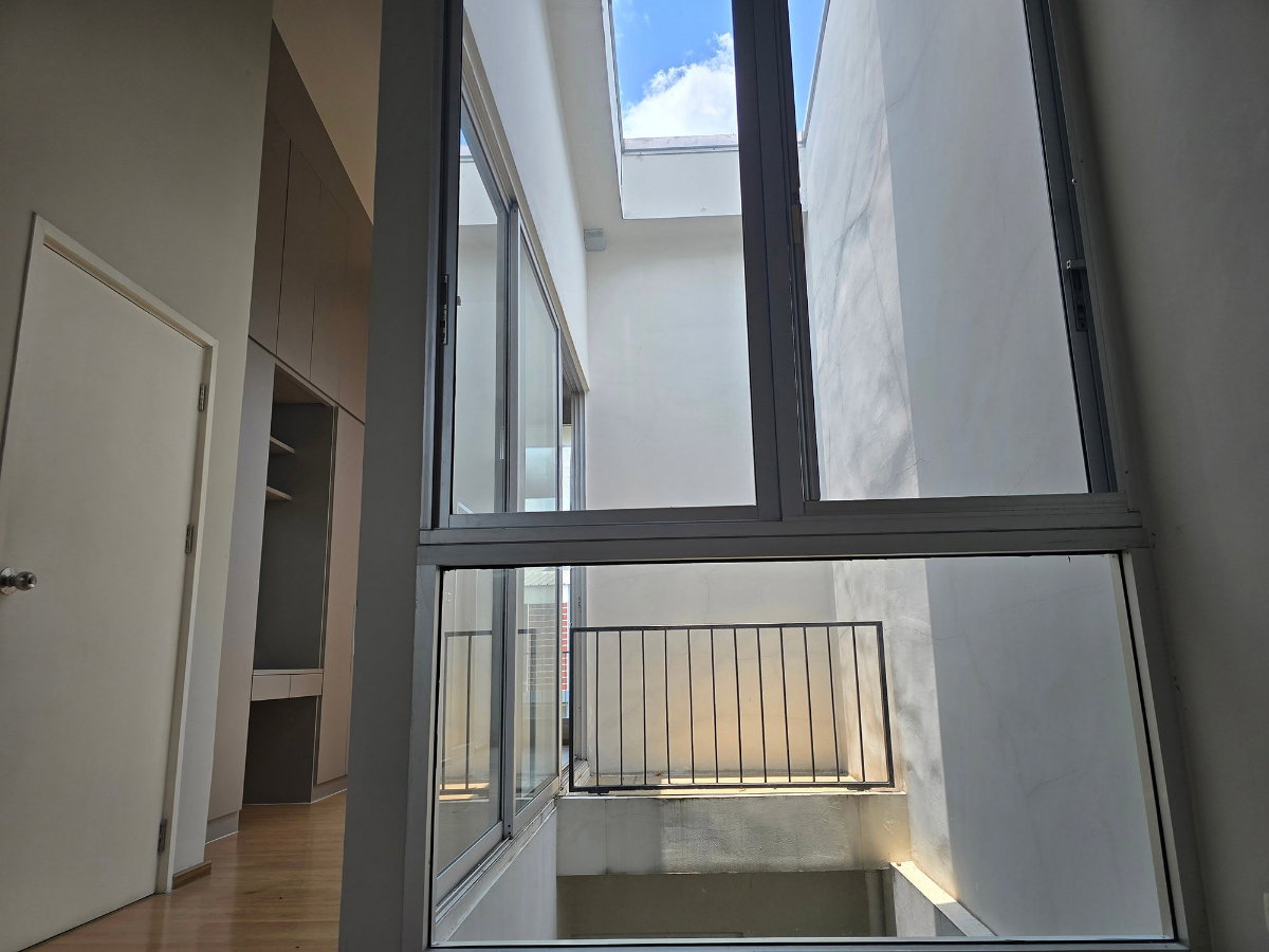 รูป 🏡✨ ให้เช่าทาวน์โฮม 3.5 ชั้น — ไซมิส บลอสซั่ม แอท แฟชั่น Modern Loft Townhome ดีไซน์โปร่งโล่ง เหมาะทั้งอยู่อาศัยและทำ Home Office - รูปที่ 6/9