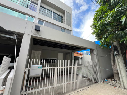 Corner Unit Townhome for Sale at Noble Cube Pattanakarn – Huge Space, Just 5 Mins to Thonglor!