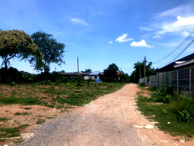 Land for sale Bang Lamung Chonburi : Land for sale in Pattaya, Bang Lamung, Nong Prue, 27 rai 61 sq.wa. Tel 0950892688