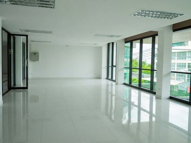 รูป HR3482เช่าอาคารพาณิชย์ 4 ชั้น หัวมุมคู้บอน 29 มีลิฟต์ พื้นที่ 1,700 ตรม. ที่จอดรถ 12 คัน ทำเลค้าขาย ใกล้รถไฟฟ้ารามอินทรา คู้บอน - รูปที่ 13/40