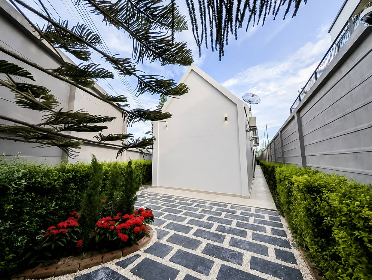 picture Luxury Pool Villa for Sale Thung Klom East Pattaya - 29/32