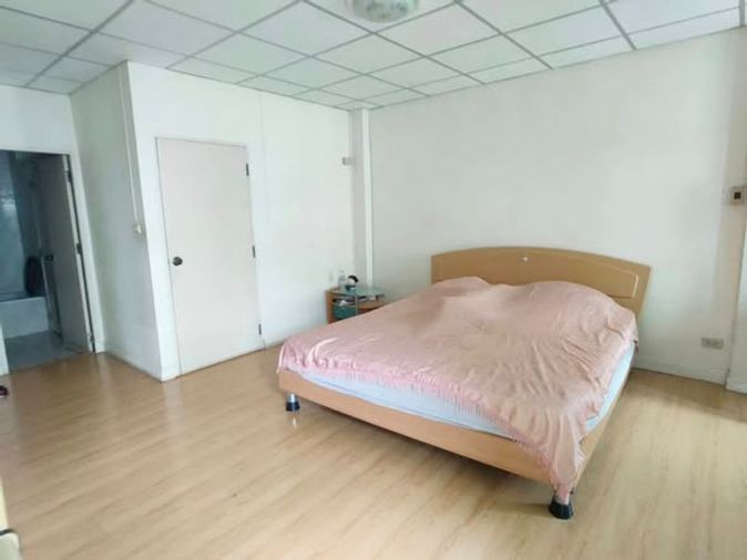 4-bed townhouse for sale, 21 sq wah, Lally Ville