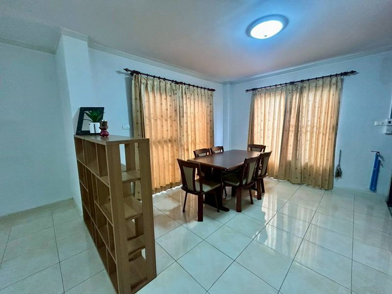 picture Corner twin house, Home Town Sriracha. Spacious area, pleasant living environment. - 5/16
