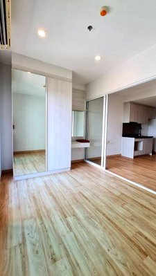 Condos for sale : The Sea Condo Sriracha offers a peaceful atmosphere and a great location right by the sea.