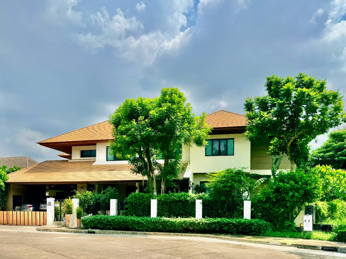 รูป ขายบ้านเดี่ยวหลังใหญ่ 243 ตร.ว. หมู่บ้านปัญญาอินทรา P1 พื้นที่ใช้สอย 560 ตร.ม.  ทิศใต้ ฮวงจุ้ยเศรษฐี  มีบ่อปลาคาร์ฟและสวนสวยหลังบ้าน พร้อมอยู่!  - รูปที่ 21/83