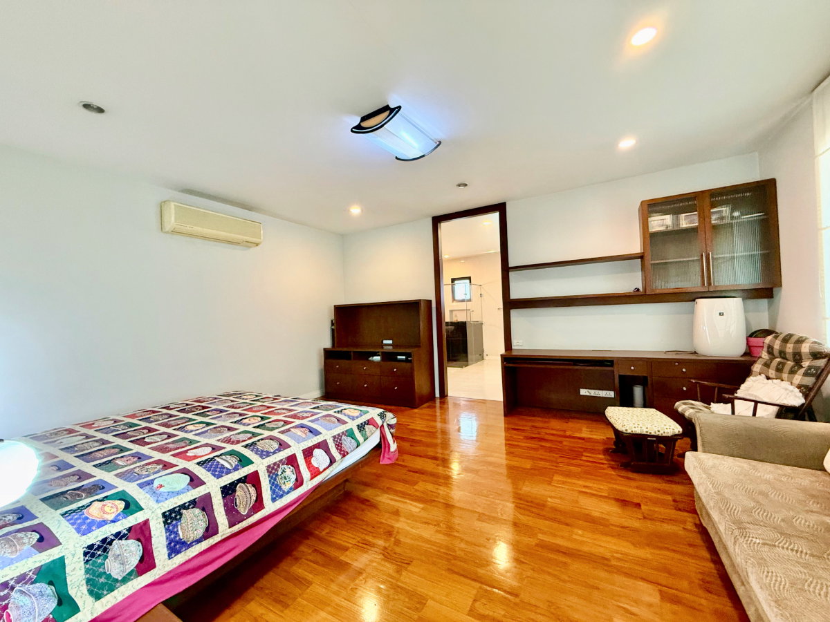 รูป ขายบ้านเดี่ยวหลังใหญ่ 243 ตร.ว. หมู่บ้านปัญญาอินทรา P1 พื้นที่ใช้สอย 560 ตร.ม.  ทิศใต้ ฮวงจุ้ยเศรษฐี  มีบ่อปลาคาร์ฟและสวนสวยหลังบ้าน พร้อมอยู่!  - รูปที่ 74/83