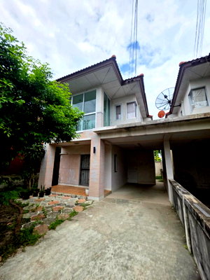 Twin houses for sale Pinthong Industrial Estate : Corner twin house, Home Town Sriracha. Spacious area, pleasant living environment.