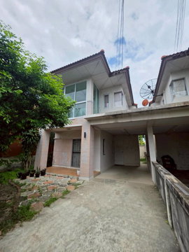 บ้านแฝดหลังมุม โฮมทาวน์ ศรีราชา พื้นที่กว้าง บรรยากาศน่าอยู่