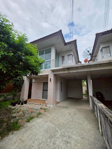 บ้านแฝดหลังมุม โฮมทาวน์ ศรีราชา พื้นที่กว้าง บรรยากาศน่าอยู่