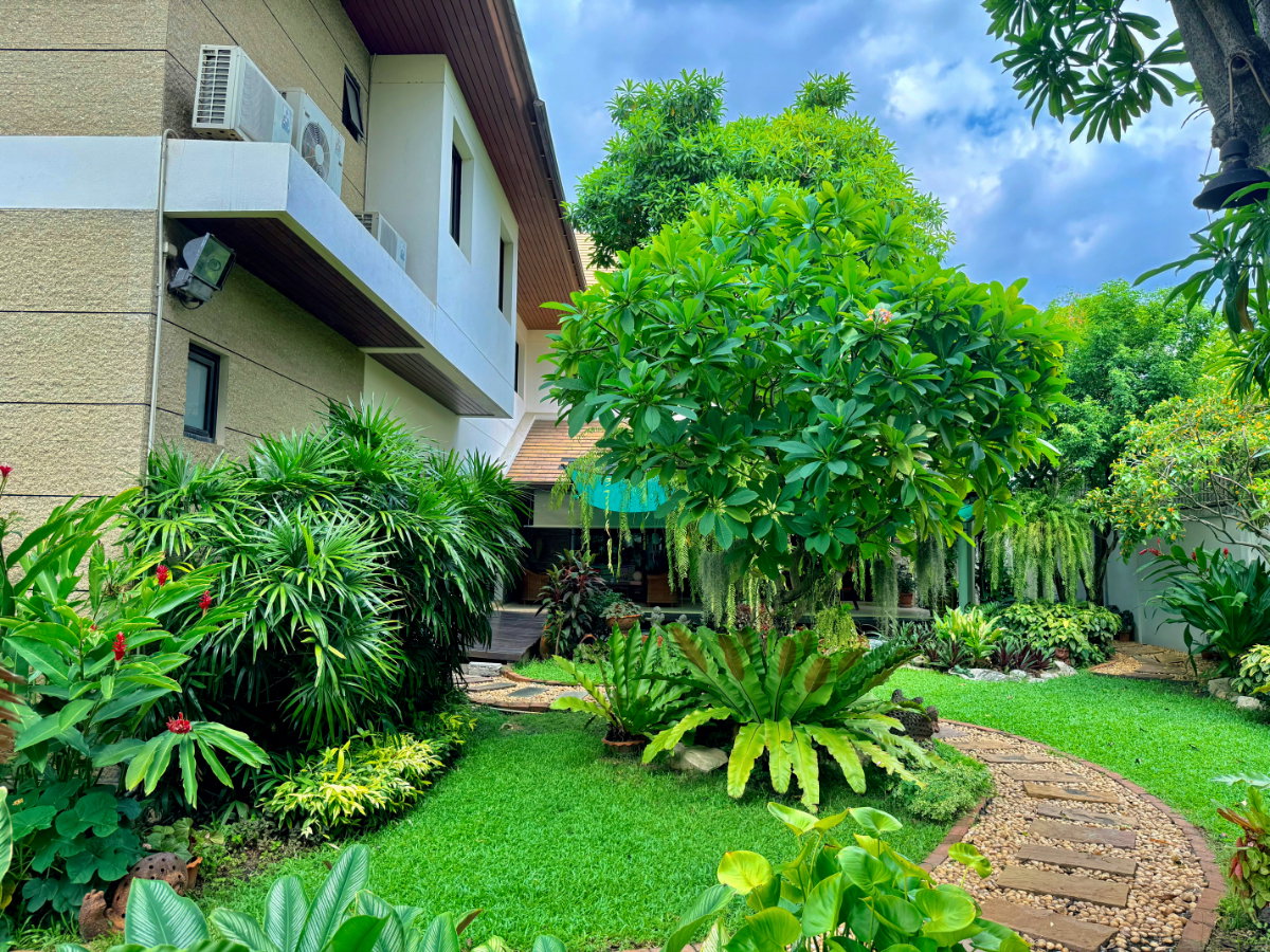 รูป ขายบ้านเดี่ยวหลังใหญ่ 243 ตร.ว. หมู่บ้านปัญญาอินทรา P1 พื้นที่ใช้สอย 560 ตร.ม.  ทิศใต้ ฮวงจุ้ยเศรษฐี  มีบ่อปลาคาร์ฟและสวนสวยหลังบ้าน พร้อมอยู่!  - รูปที่ 9/83