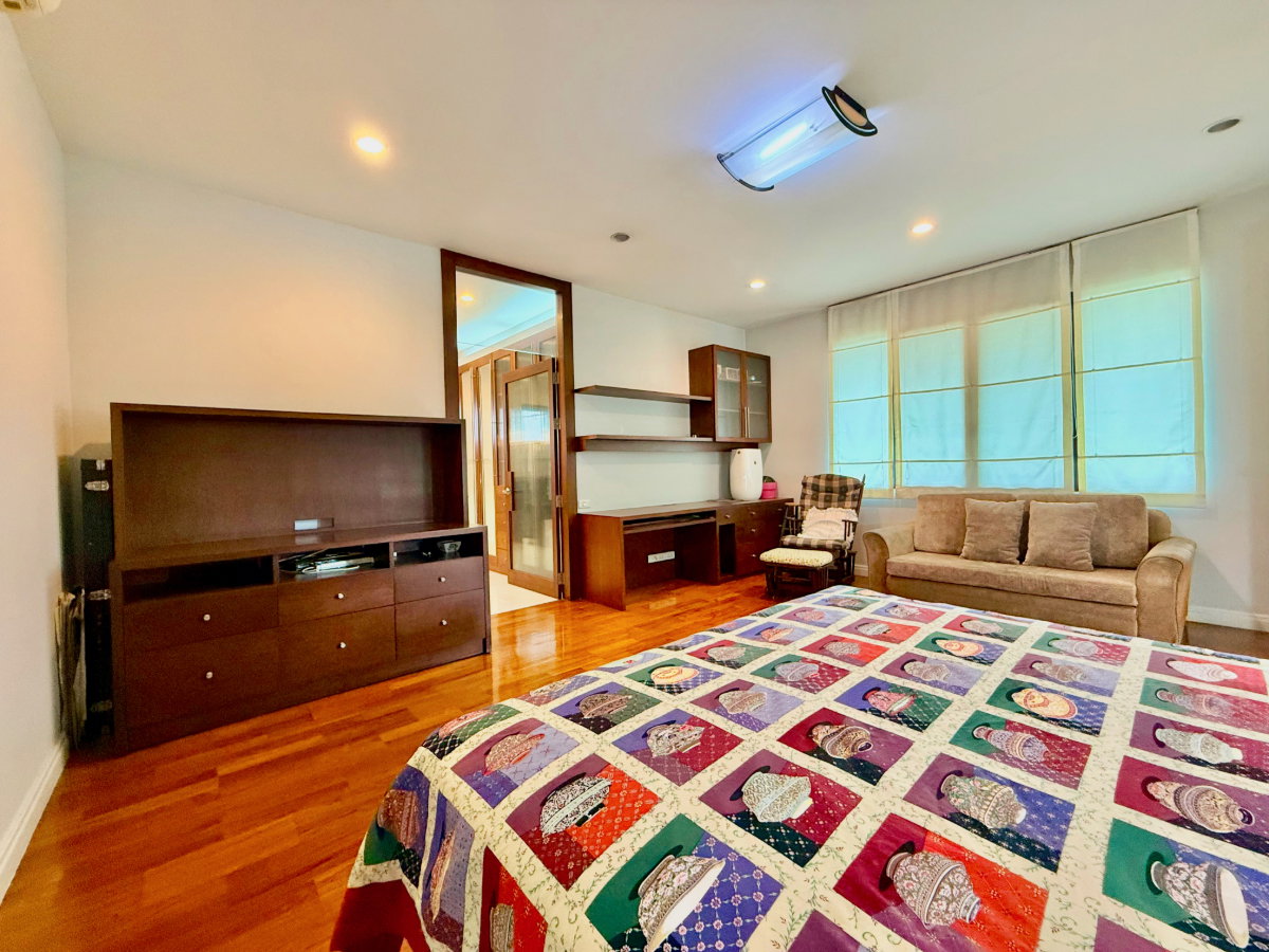 รูป ขายบ้านเดี่ยวหลังใหญ่ 243 ตร.ว. หมู่บ้านปัญญาอินทรา P1 พื้นที่ใช้สอย 560 ตร.ม.  ทิศใต้ ฮวงจุ้ยเศรษฐี  มีบ่อปลาคาร์ฟและสวนสวยหลังบ้าน พร้อมอยู่!  - รูปที่ 75/83