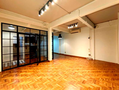 Townhouses for rent Bangkok : WS7671 🏢 3-story townhouse for rent in Sathorn. 🐾 Pet Friendly. Convenient transportation. Only 135,000 THB/month.