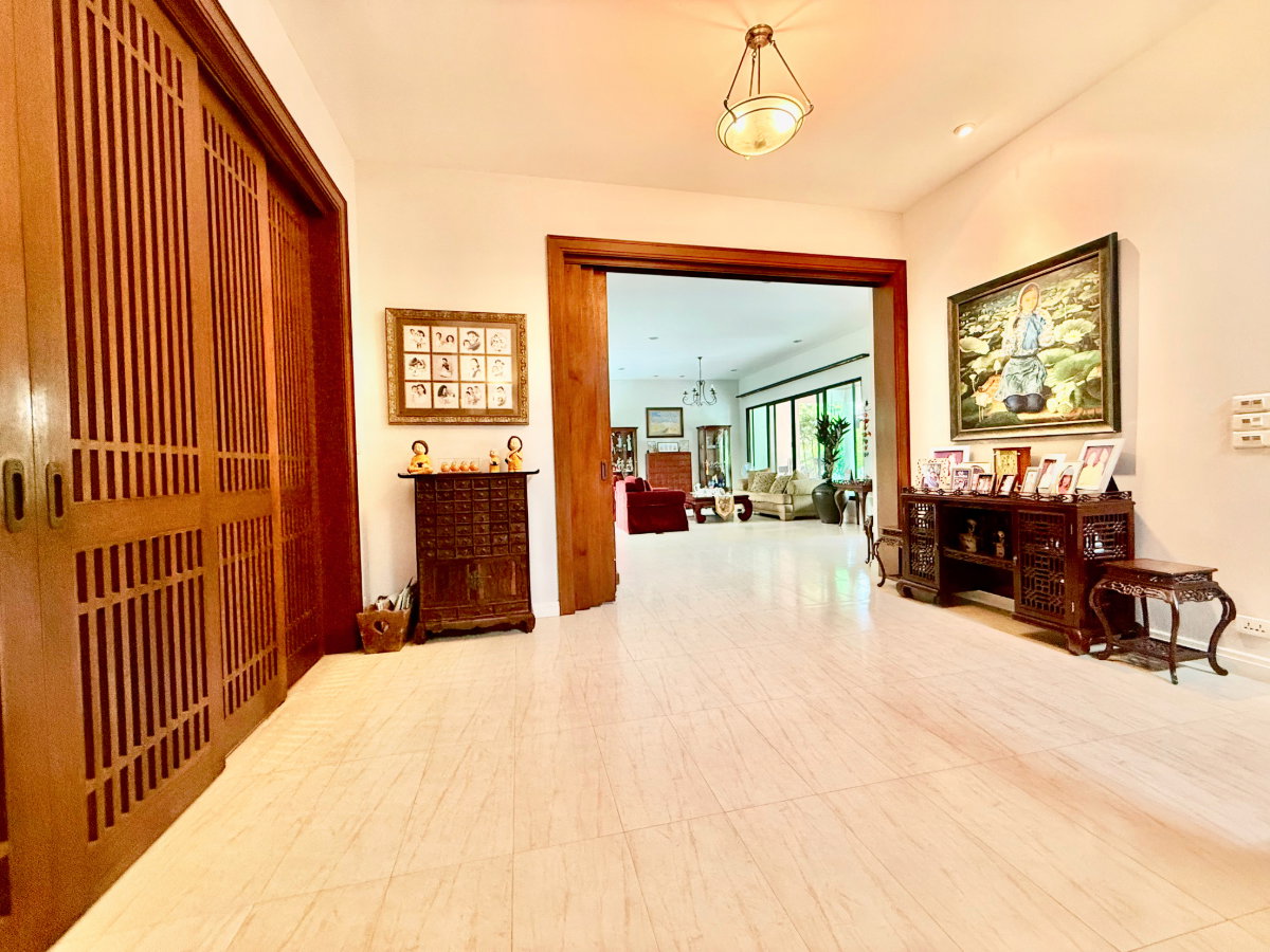 รูป ขายบ้านเดี่ยวหลังใหญ่ 243 ตร.ว. หมู่บ้านปัญญาอินทรา P1 พื้นที่ใช้สอย 560 ตร.ม.  ทิศใต้ ฮวงจุ้ยเศรษฐี  มีบ่อปลาคาร์ฟและสวนสวยหลังบ้าน พร้อมอยู่!  - รูปที่ 36/83