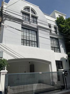 WS7663 🏡✨ Luxury 4-story townhome for rent in Soi Ekkamai 12. Convenient location. Only 120,000 THB/month.