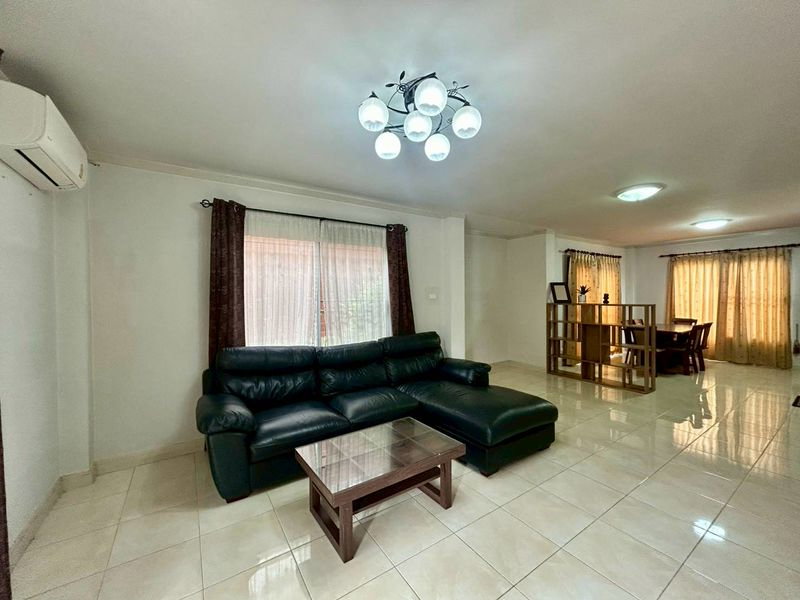 picture Corner twin house, Home Town Sriracha. Spacious area, pleasant living environment. - 3/16