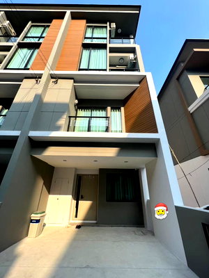 เช่าทาวน์โฮม สนามบินดอนเมือง : 🏡✨ ให้เช่า ทาวน์โฮม 3.5 ชั้น Premium Place พหลโยธิน-รามอินทรา 4 ห้องนอน 3 ห้องน้ำ ติดถนนเทพรักษ์ เดินทางสะดวก ใกล้ทางด่วนและรถไฟฟ้าสายสีเขียว