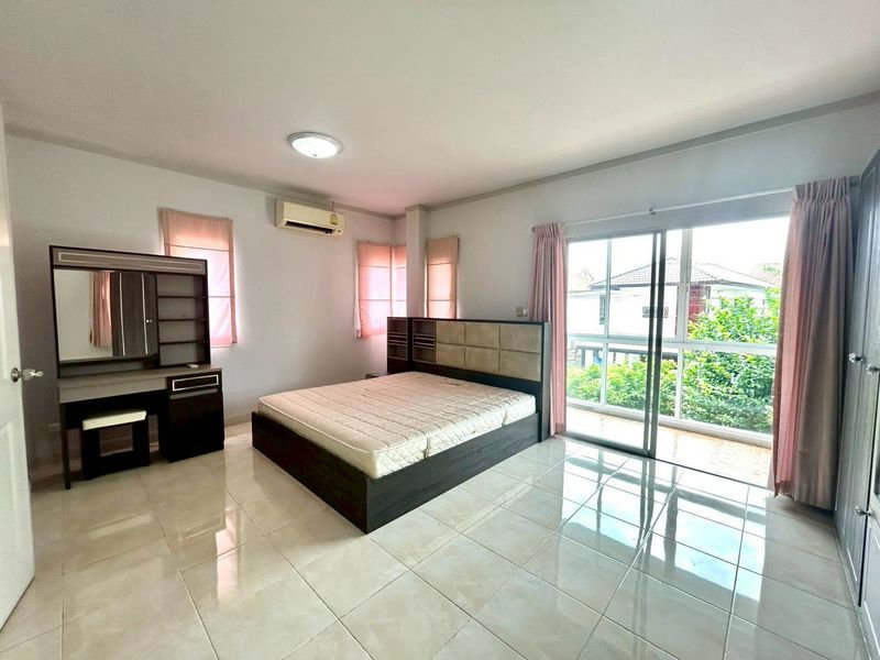 picture Corner twin house, Home Town Sriracha. Spacious area, pleasant living environment. - 9/16