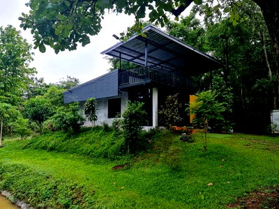 Houses for sale San Kamphaeng Chiang Mai : For sale: Vacation home style property in On Tai, San Kamphaeng area. 2 rai 56 square wa (approximately 3,404 square meters). Includes 2 houses.