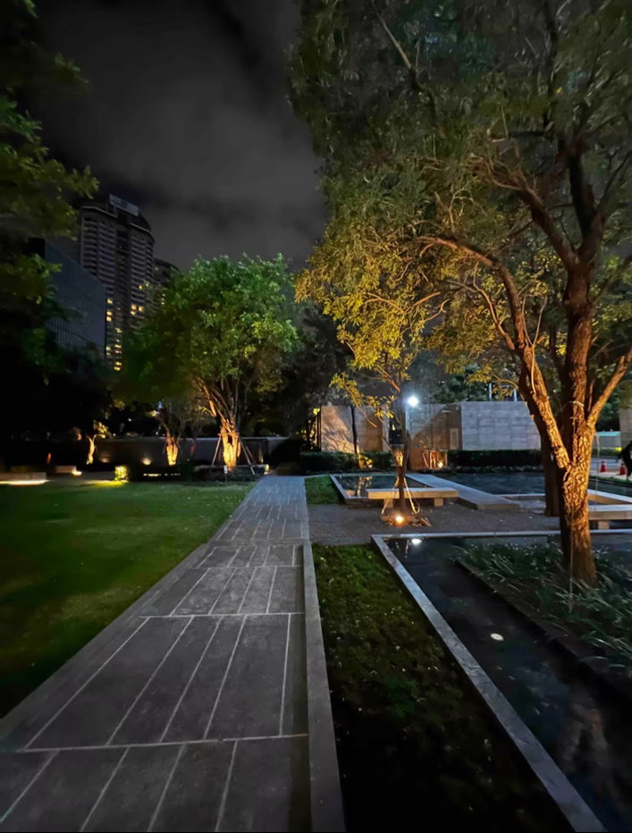 รูป READY TO LIVE Stunning downtown condominium with SkyPool - รูปที่ 15/16