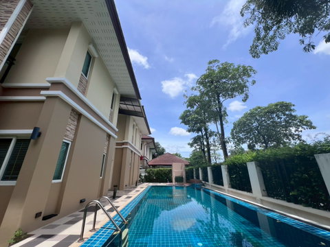 House for rent near Mega Bangna with swimming pool