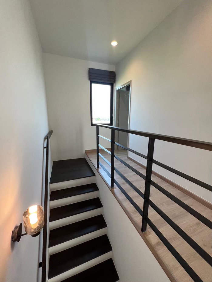 รูป 🏡✨ ให้เช่า ทาวน์โฮม 3.5 ชั้น Premium Place พหลโยธิน-รามอินทรา 4 ห้องนอน 3 ห้องน้ำ ติดถนนเทพรักษ์ เดินทางสะดวก ใกล้ทางด่วนและรถไฟฟ้าสายสีเขียว - รูปที่ 8/13