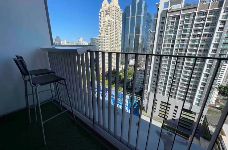 รูป READY TO LIVE Stunning downtown condominium with SkyPool - รูปที่ 10/16