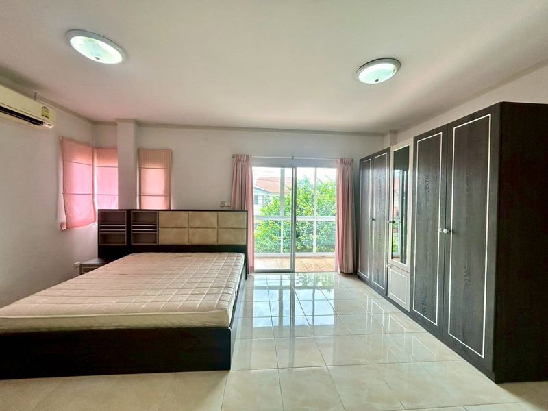 picture Corner twin house, Home Town Sriracha. Spacious area, pleasant living environment. - 10/16