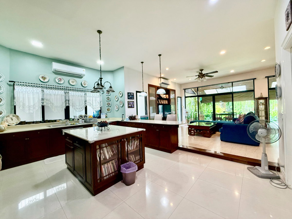 รูป ขายบ้านเดี่ยวหลังใหญ่ 243 ตร.ว. หมู่บ้านปัญญาอินทรา P1 พื้นที่ใช้สอย 560 ตร.ม.  ทิศใต้ ฮวงจุ้ยเศรษฐี  มีบ่อปลาคาร์ฟและสวนสวยหลังบ้าน พร้อมอยู่!  - รูปที่ 51/83