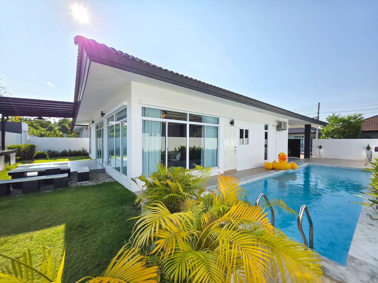 รูป Luxury 3-Bedroom Pool Villa for Sale Huay Yai - รูปที่ 25/28