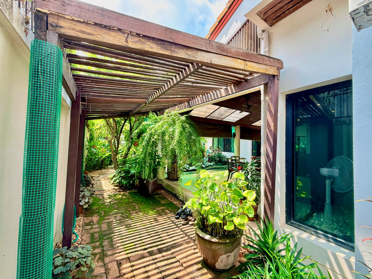 รูป ขายบ้านเดี่ยวหลังใหญ่ 243 ตร.ว. หมู่บ้านปัญญาอินทรา P1 พื้นที่ใช้สอย 560 ตร.ม.  ทิศใต้ ฮวงจุ้ยเศรษฐี  มีบ่อปลาคาร์ฟและสวนสวยหลังบ้าน พร้อมอยู่!  - รูปที่ 14/83