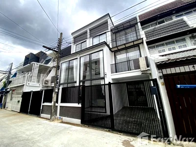 Townhouses for sale Airport Link Ramkhamhaeng : 3 Bedroom Townhouse for sale in Khlong Tan Nuea, Bangkok  5732473