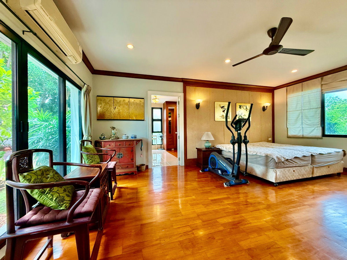 รูป ขายบ้านเดี่ยวหลังใหญ่ 243 ตร.ว. หมู่บ้านปัญญาอินทรา P1 พื้นที่ใช้สอย 560 ตร.ม.  ทิศใต้ ฮวงจุ้ยเศรษฐี  มีบ่อปลาคาร์ฟและสวนสวยหลังบ้าน พร้อมอยู่!  - รูปที่ 25/83