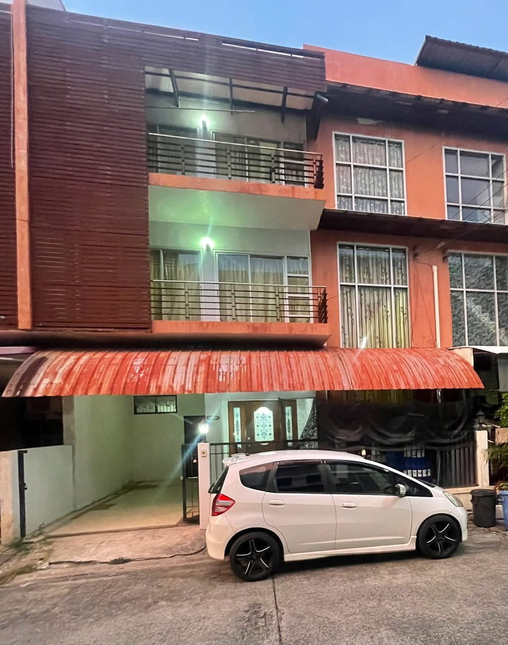 รูป ให้เช่าบ้าน ลาดพร้าว หมู่บ้านมนตรีทาวน์โฮม ลาดพร้าว87แยก10   - รูปที่ 1/12