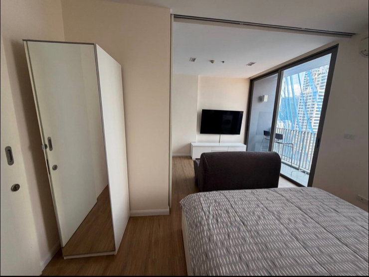 รูป READY TO LIVE Stunning downtown condominium with SkyPool - รูปที่ 4/16